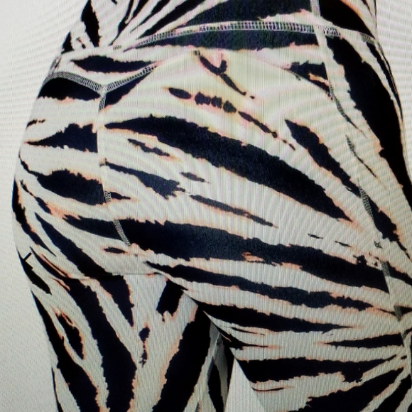 High Waisted PureLuxe 7/8 M- Fabletics Athleisure - Picture 2 of 6